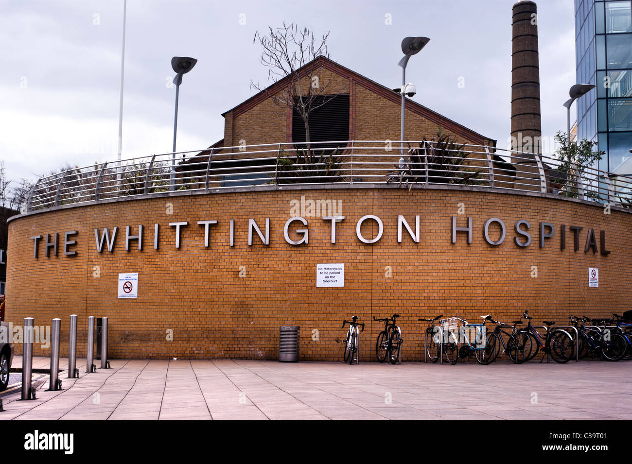 Nahe dem Eingang zum Whittington Krankenhaus, Highgate Hill, North London. 2011. Stockfoto