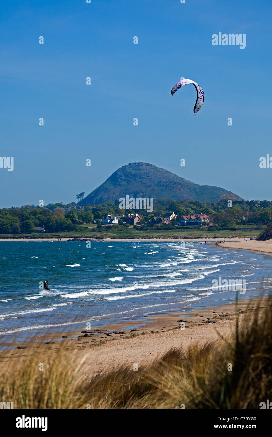 Kitesurfen, Yellowcraigs Strand, East Lothian mit Berwick Gesetz im Hintergrund Schottland Großbritannien, Europa Stockfoto