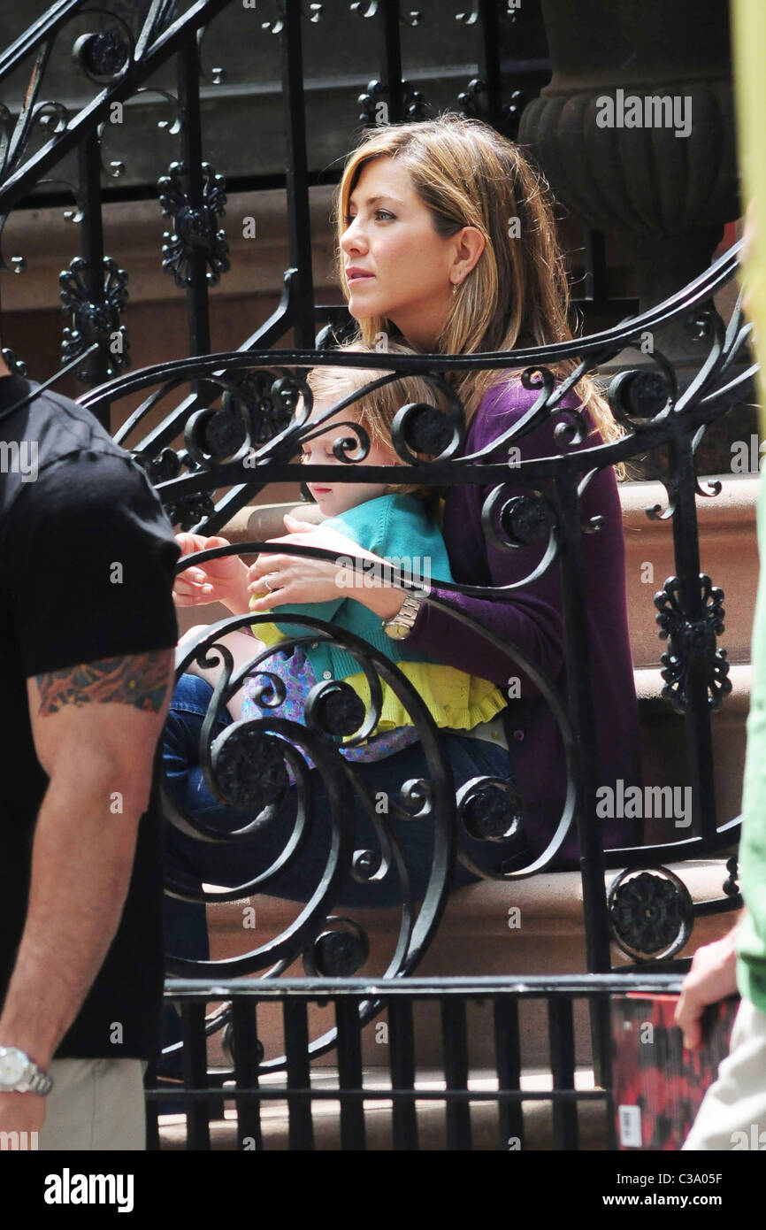 Jennifer Aniston hält ein Kind während am Set ihres neuen Films "The Baster" New York City, USA - 13.05.09 Stockfoto