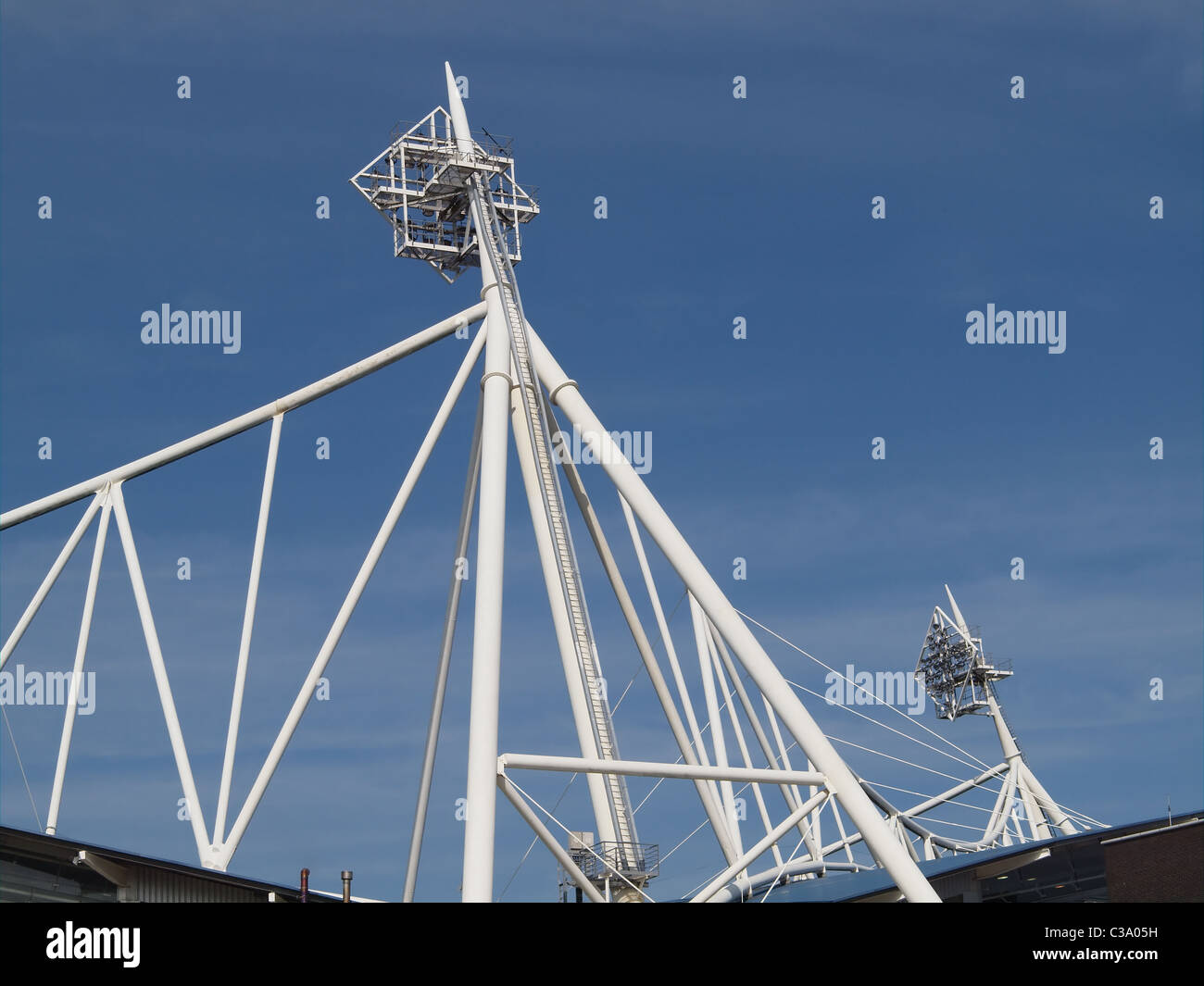 Flutlicht am westlichen Ende des Stadions Macron, das Heimstadion der Bolton Wanderers. Stockfoto