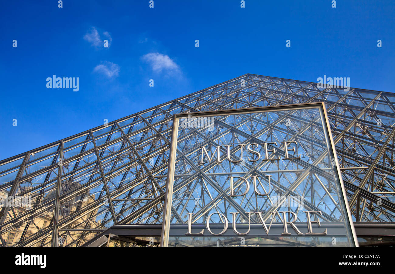 Das Louvre Museum Eingangsschild an der Glaspyramide, Paris Stockfoto