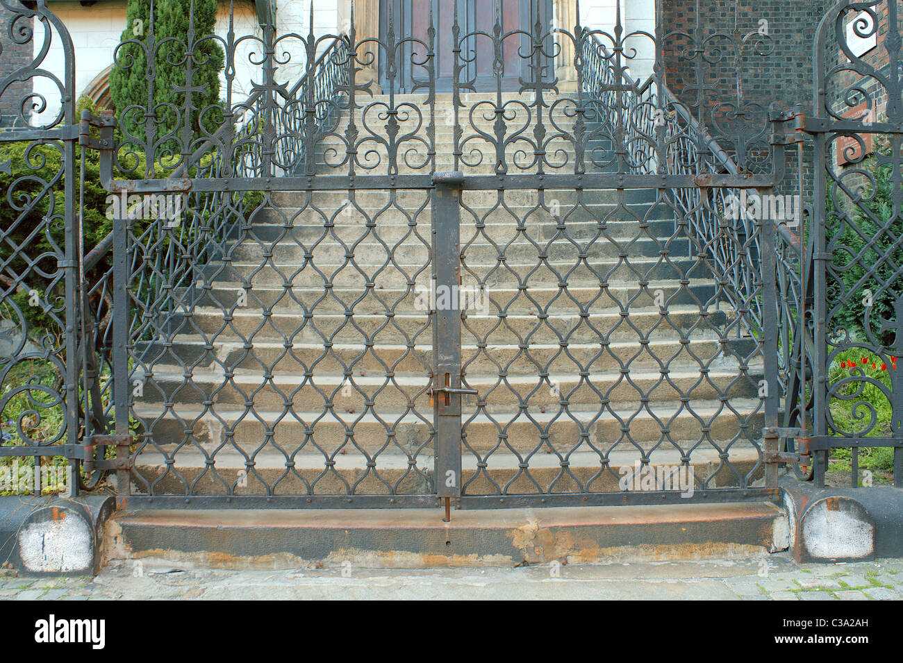 Altes Eisentor und Schritte Heilig Kreuz Kirche Breslau Polen Stockfoto