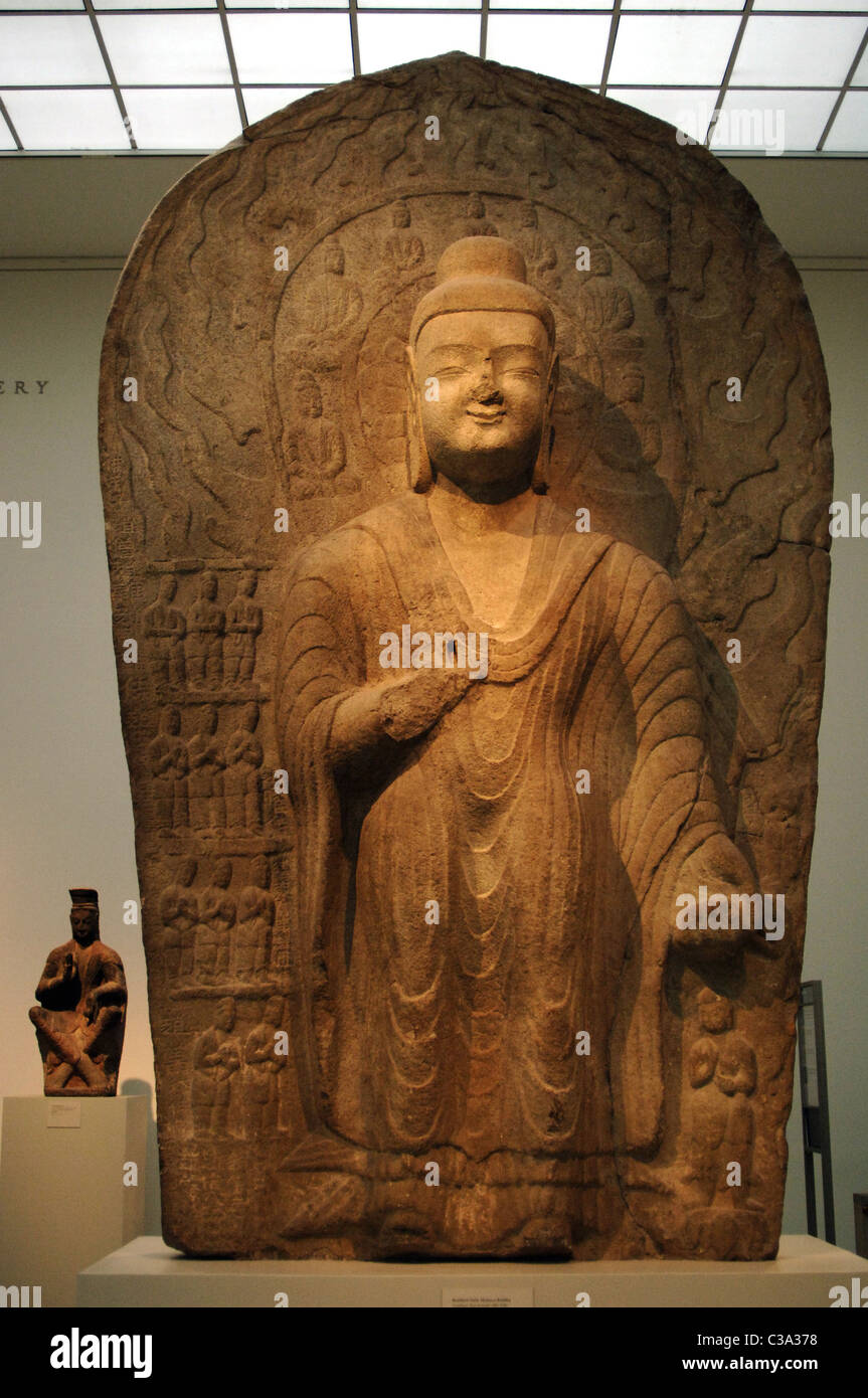 Buddha Maitreya. Stela datiert zwischen 489-495. Nördliche Wei-Dynastie (386-534). Es stammt aus der chinesischen Provinz Shanxi (China). Stockfoto