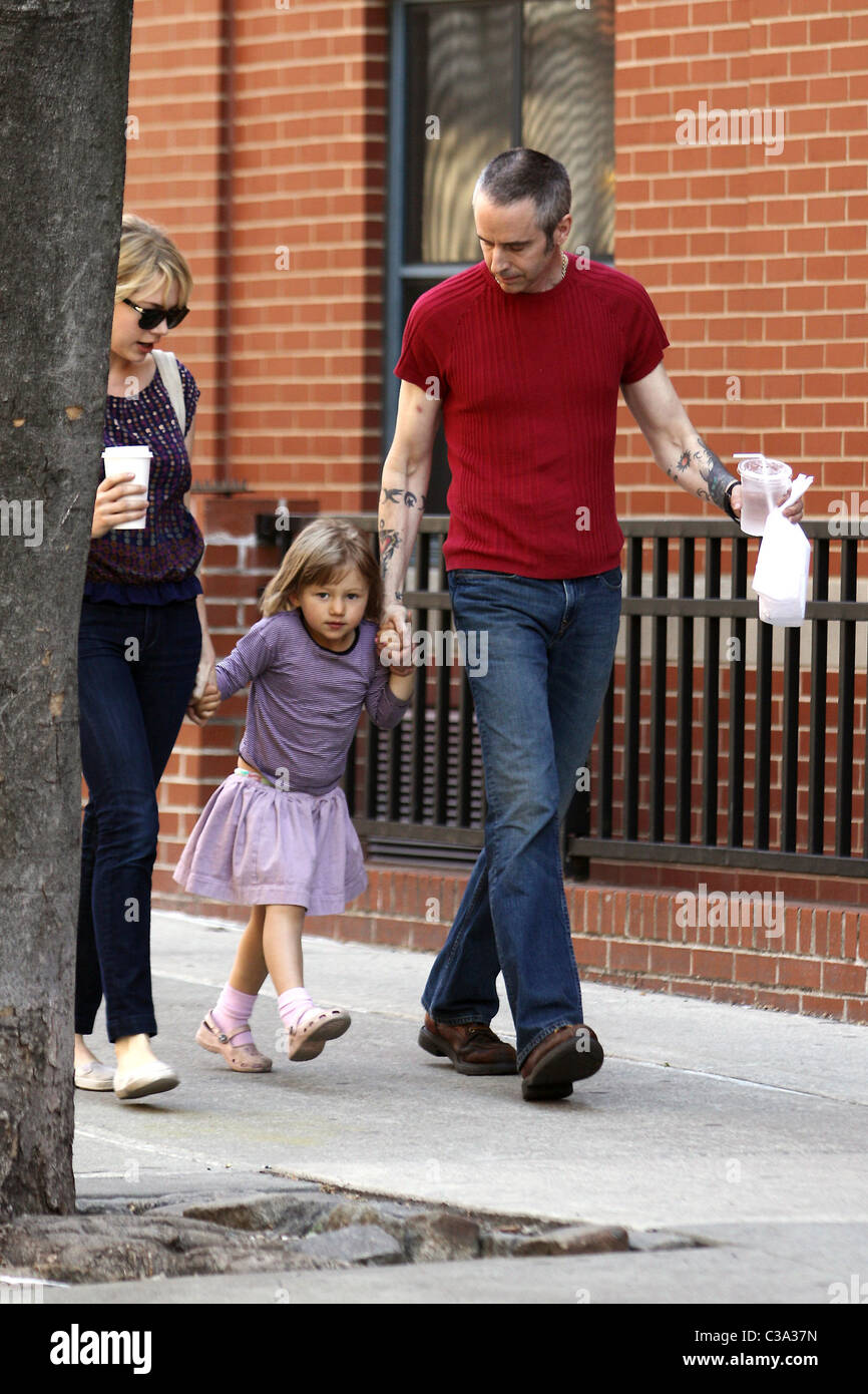 Michelle Williams Und Matilda Ledger Unterwegs In Brooklyn Geniesst Das Warme Matilda Bekommt Einen Aufzug Von Ihrer Mutter Und Einem Alteren Stockfotografie Alamy