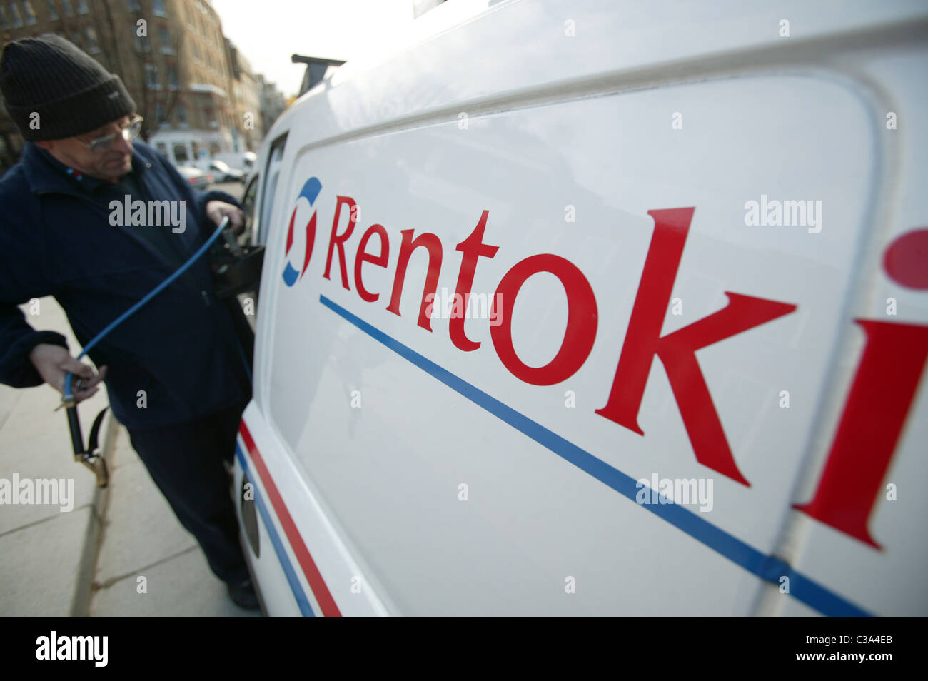Ein Mitarbeiter von Rentokil Vorbereitung Ausrüstung. Stockfoto