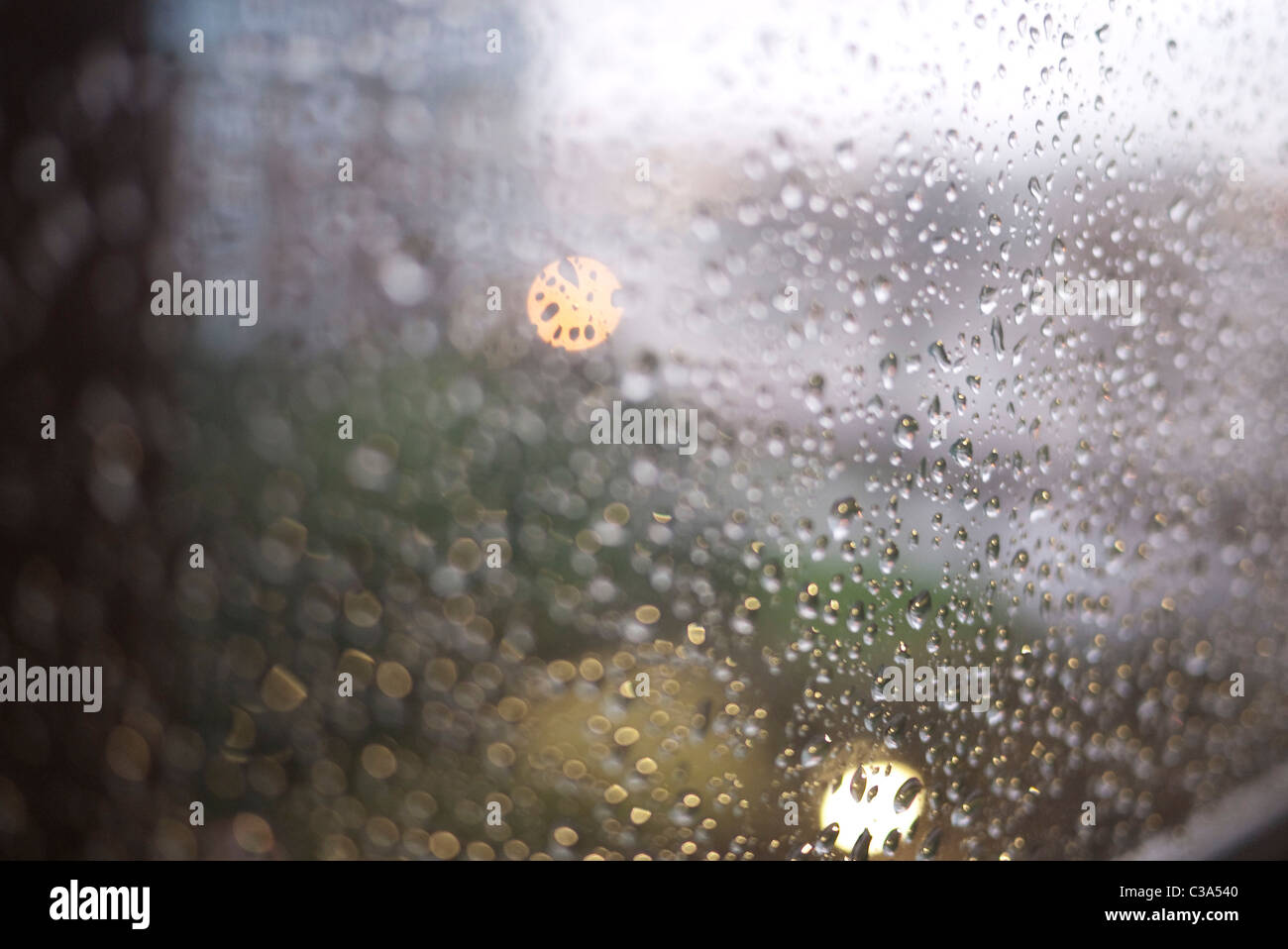 Regen Sie auf einer Fensterscheibe in einem sehr nassen grau und kalt englischen Winter. Stockfoto