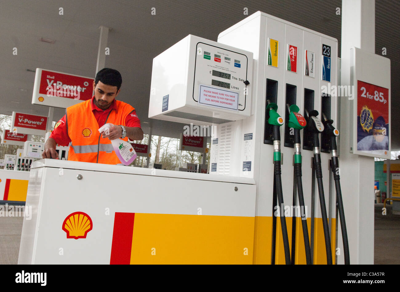 Der Shell-Tankstelle in Beaconsfield Dienstleistungen, gleich neben dem M40. Stockfoto