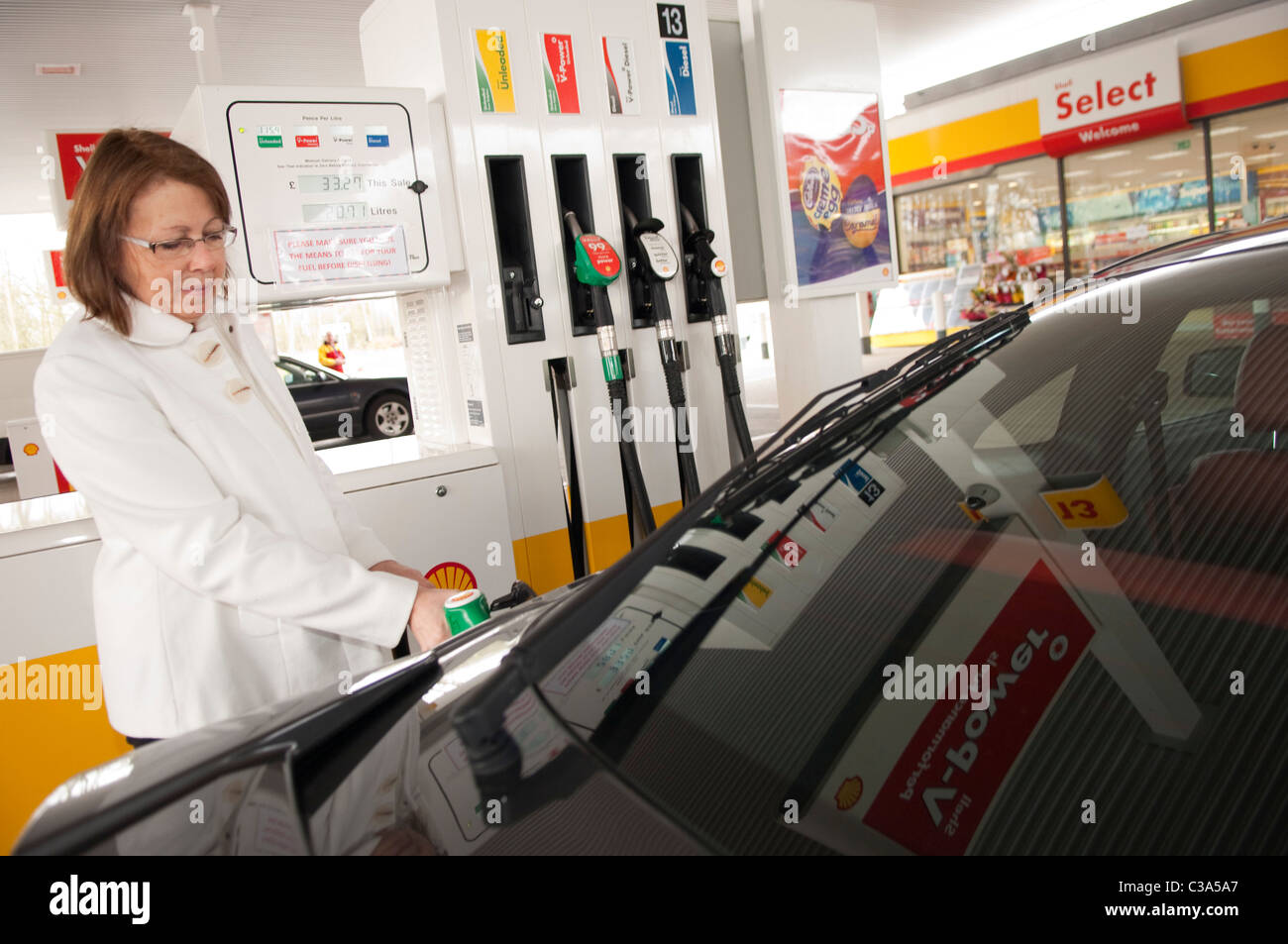 Der Shell-Tankstelle in Beaconsfield Dienstleistungen, gleich neben dem M40. Stockfoto