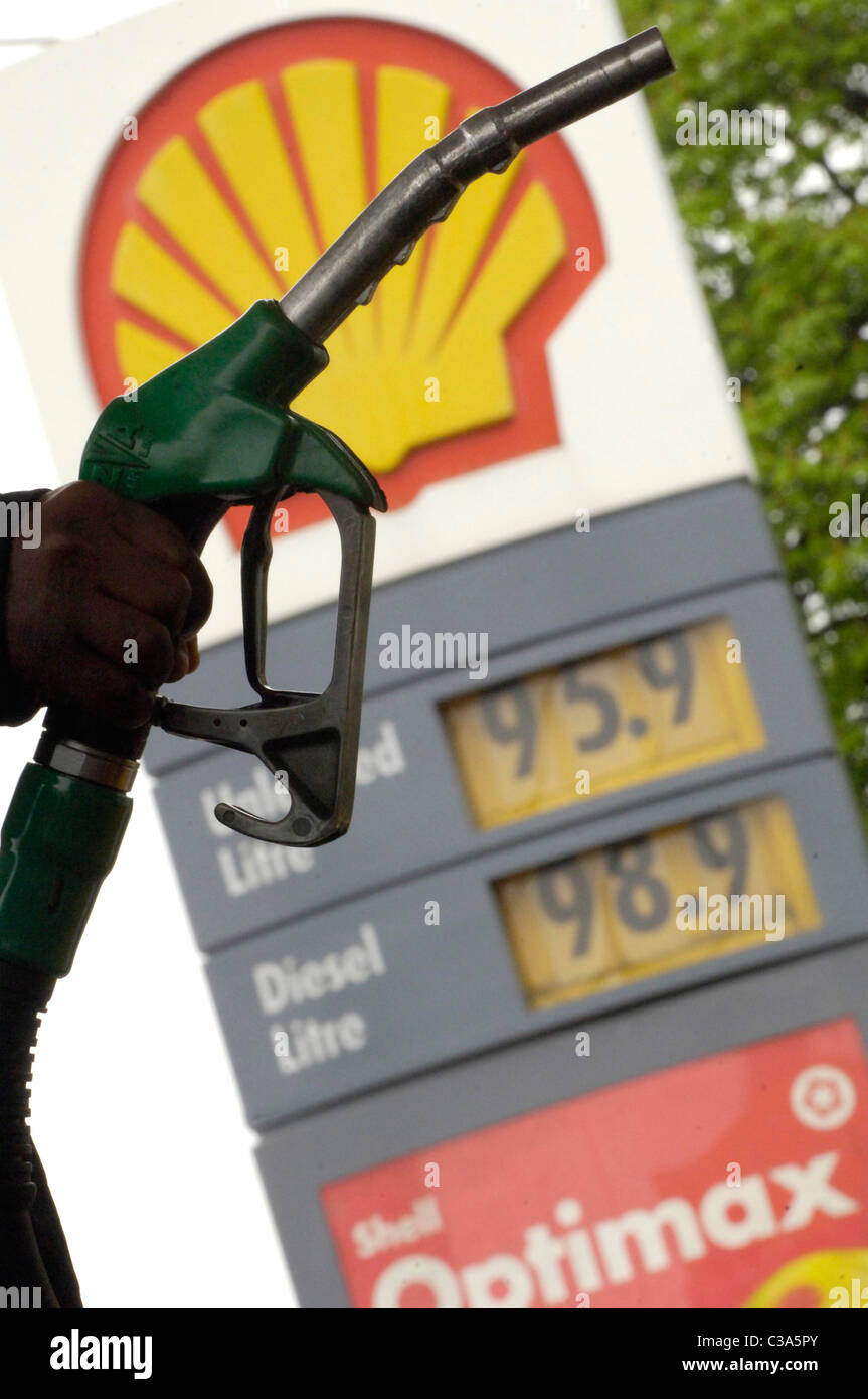 Ein Mann sein Auto füllt eine Shell-Tankstelle. Auch im Bild ist ein Preis von 2006. Stockfoto