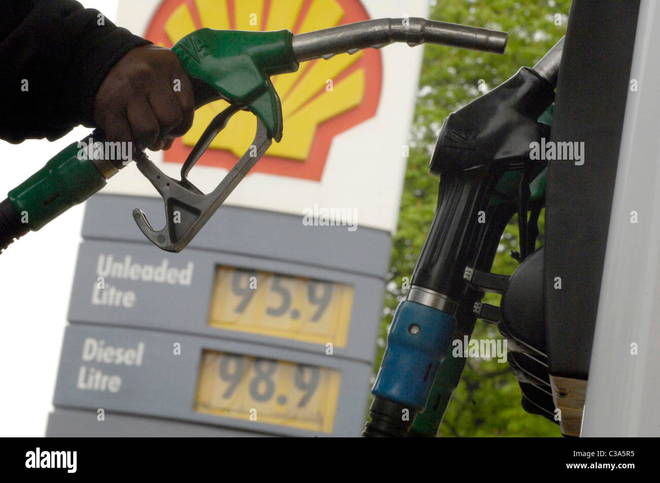 Ein Mann sein Auto füllt eine Shell-Tankstelle. Auch im Bild ist ein Preis von 2006. Stockfoto