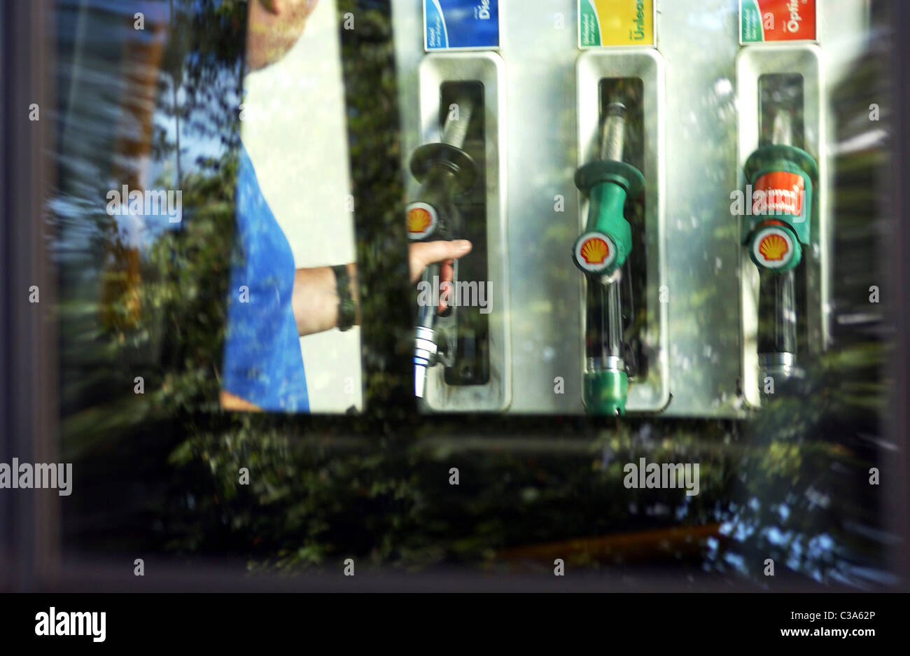 Bild zeigt einen Mann mit einer Pumpe an einer Shell-Tankstelle an der Old Street, London. Stockfoto