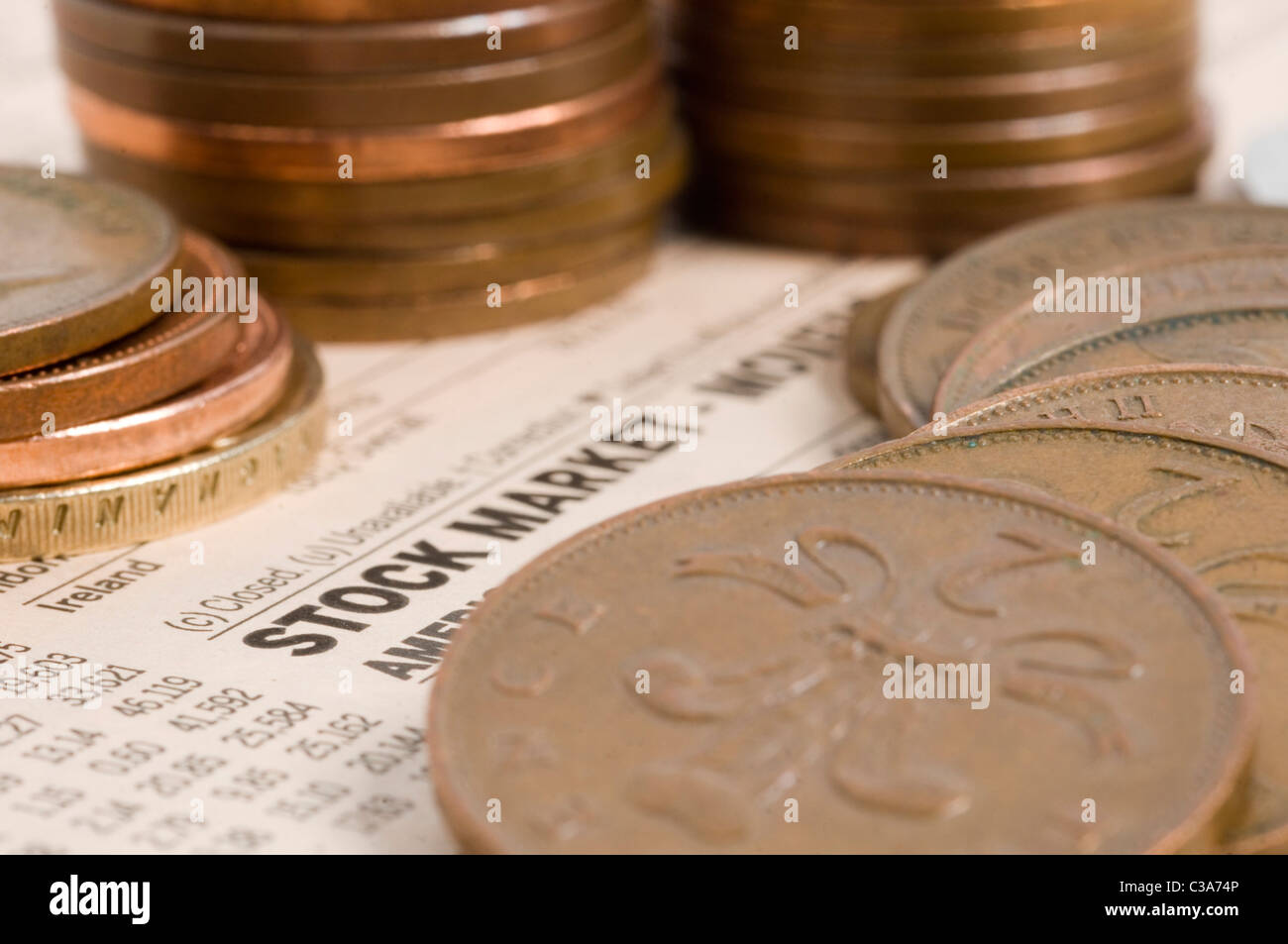 Verschiedene Münzen abgebildet auf einer Börsen-Zeitung-Seite. Stockfoto