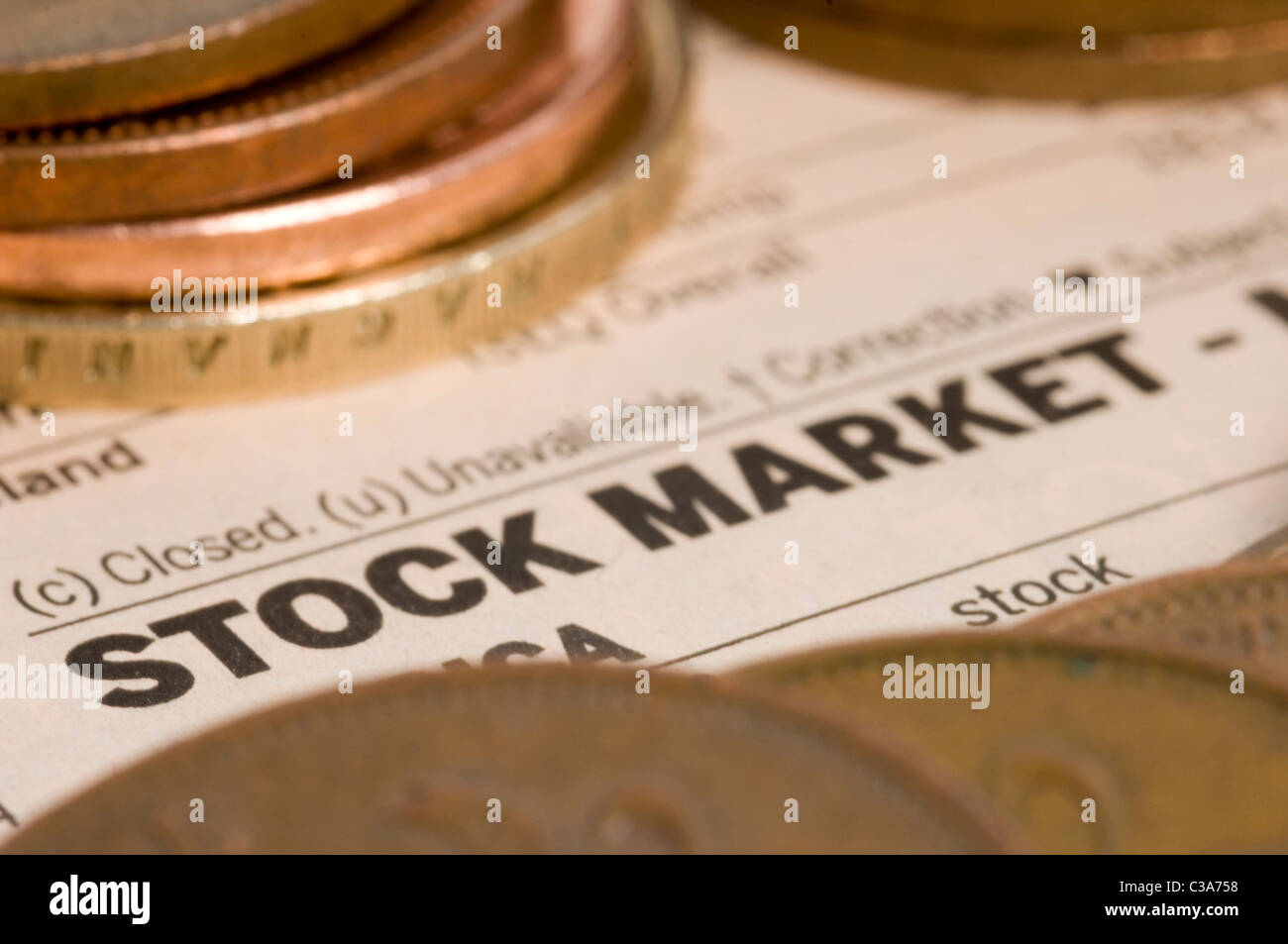 Verschiedene Münzen abgebildet auf einer Börsen-Zeitung-Seite. Stockfoto