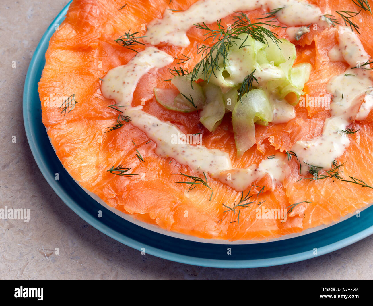 Zitronenbrioche, geräucherter Lachs Stockfoto