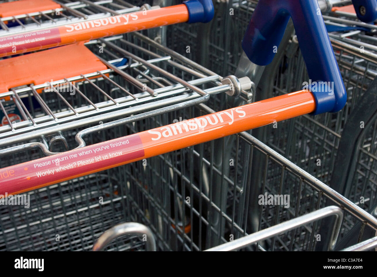 Sainsbury Supermarkt Trolleys außerhalb eines Ladens in Nord-London. Stockfoto