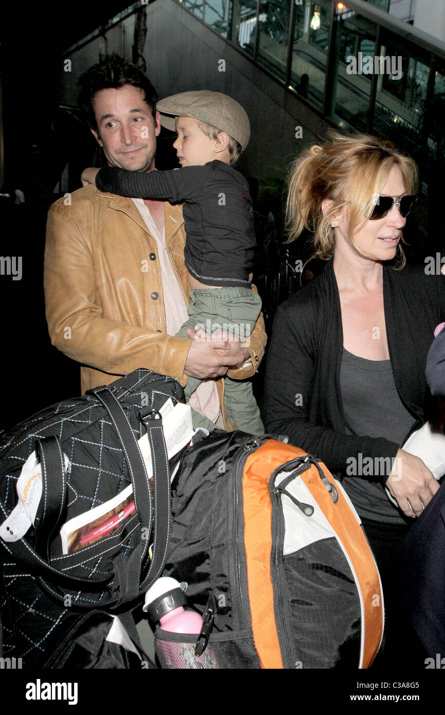 Noah Wyle, Owen Wyle und Tracy Warbin Noah Wyle und Familie Ankunft am LAX-Los Angeles, Kalifornien - 29.04.09 Stockfoto