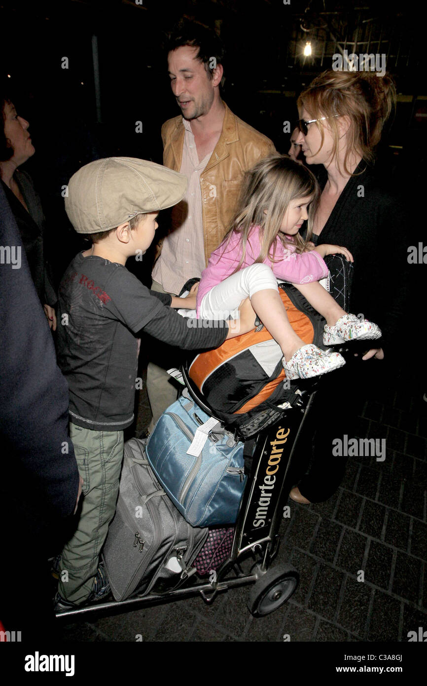 Owen Wyle, Noah Wyle, Auden Wyle und Tracy Warbin Noah Wyle und Familie Ankunft am LAX-Los Angeles, Kalifornien - 29.04.09 Stockfoto