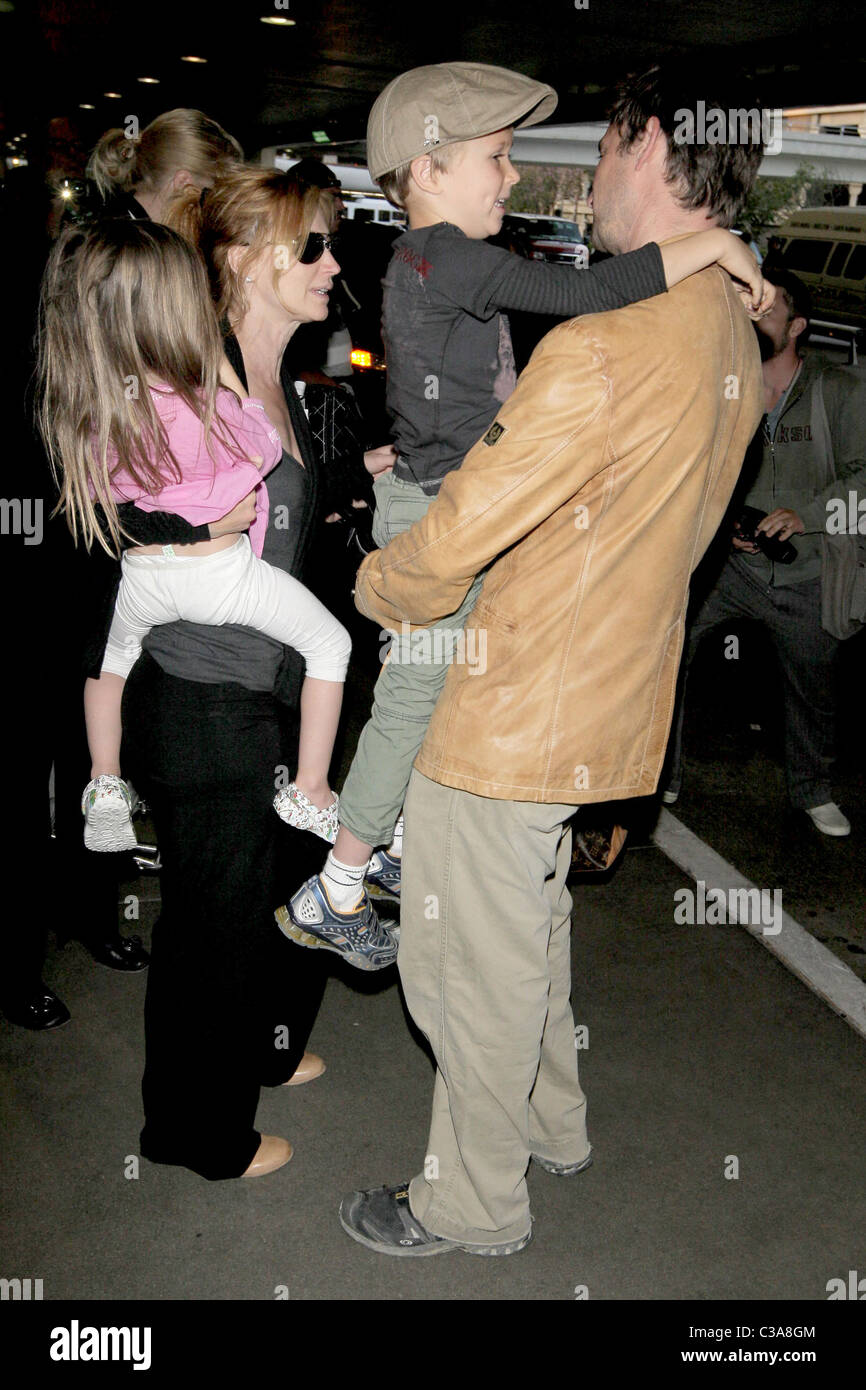 Auden Wyle und Tracy Warbin, Owen Wyle und Noah Wyle Noah Wyle Familie Ankunft am LAX-Los Angeles, Kalifornien - 29.04.09 Stockfoto