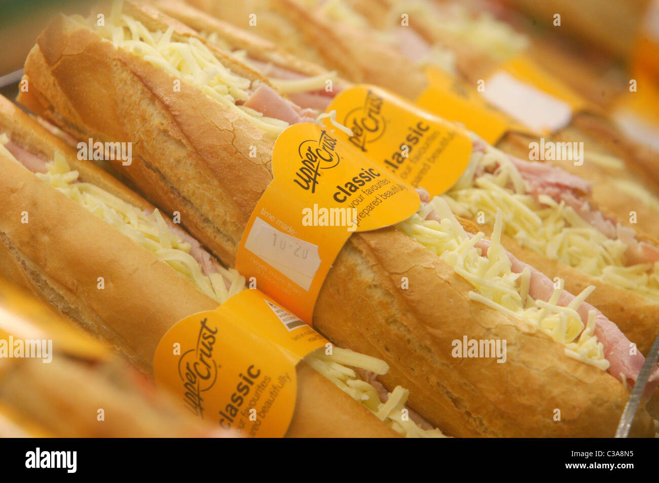 Upper Crust Baguettes auf dem Display an eine Steckdose in Central London Euston Trani Station. Stockfoto