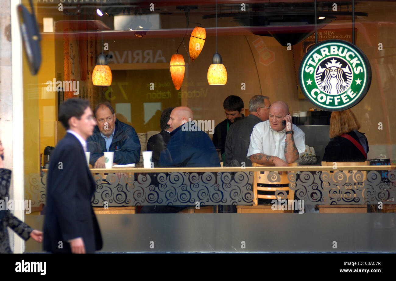 Ein Starbucks-Café. Stockfoto