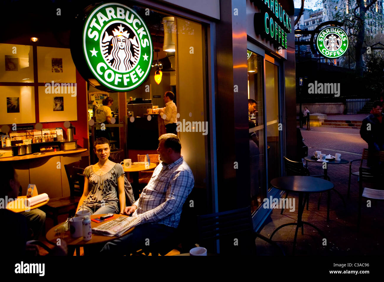 Eine Starbucks-Filiale am Abend. Stockfoto
