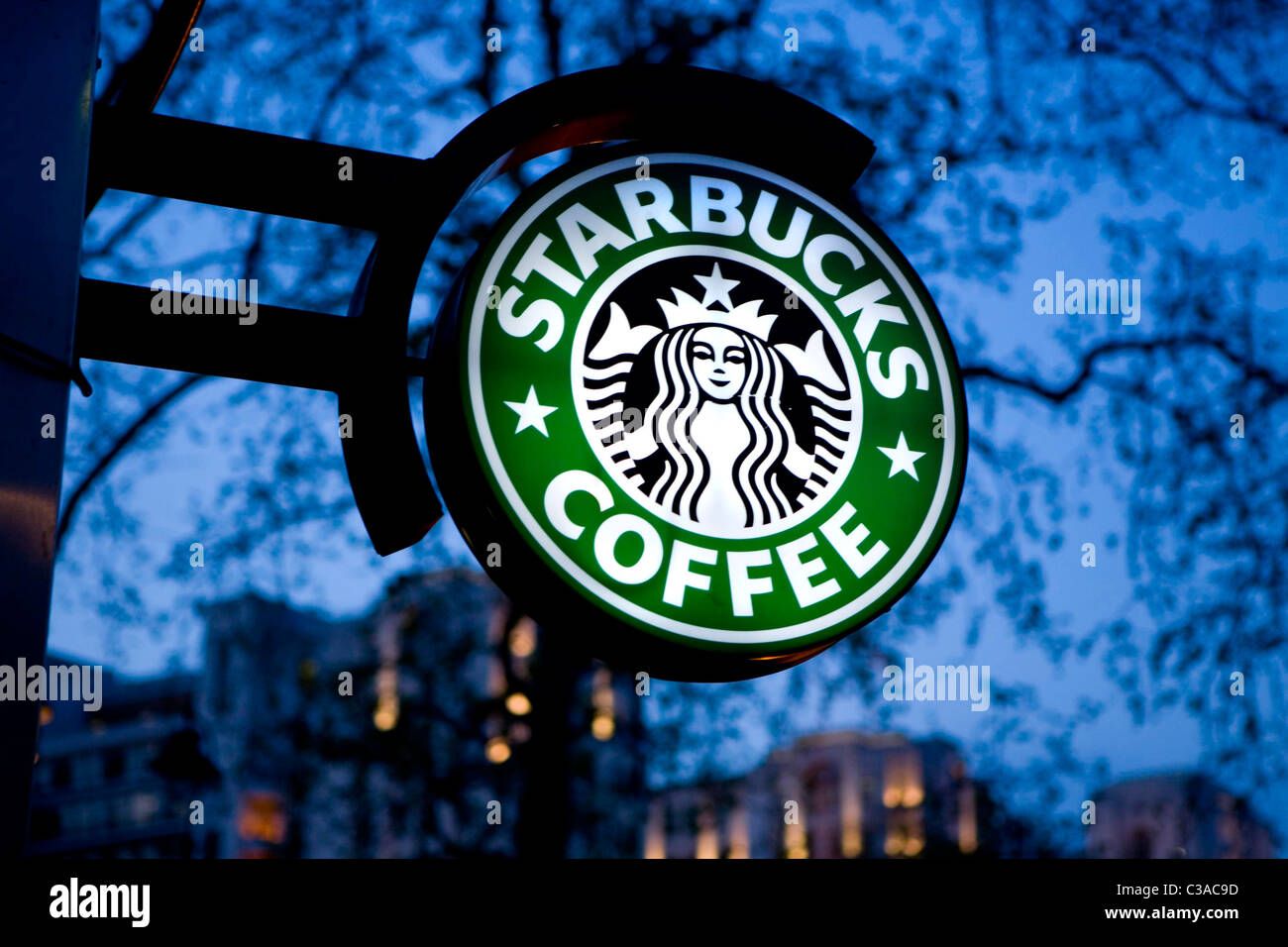 Ein Starbucks Store Zeichen. Stockfoto
