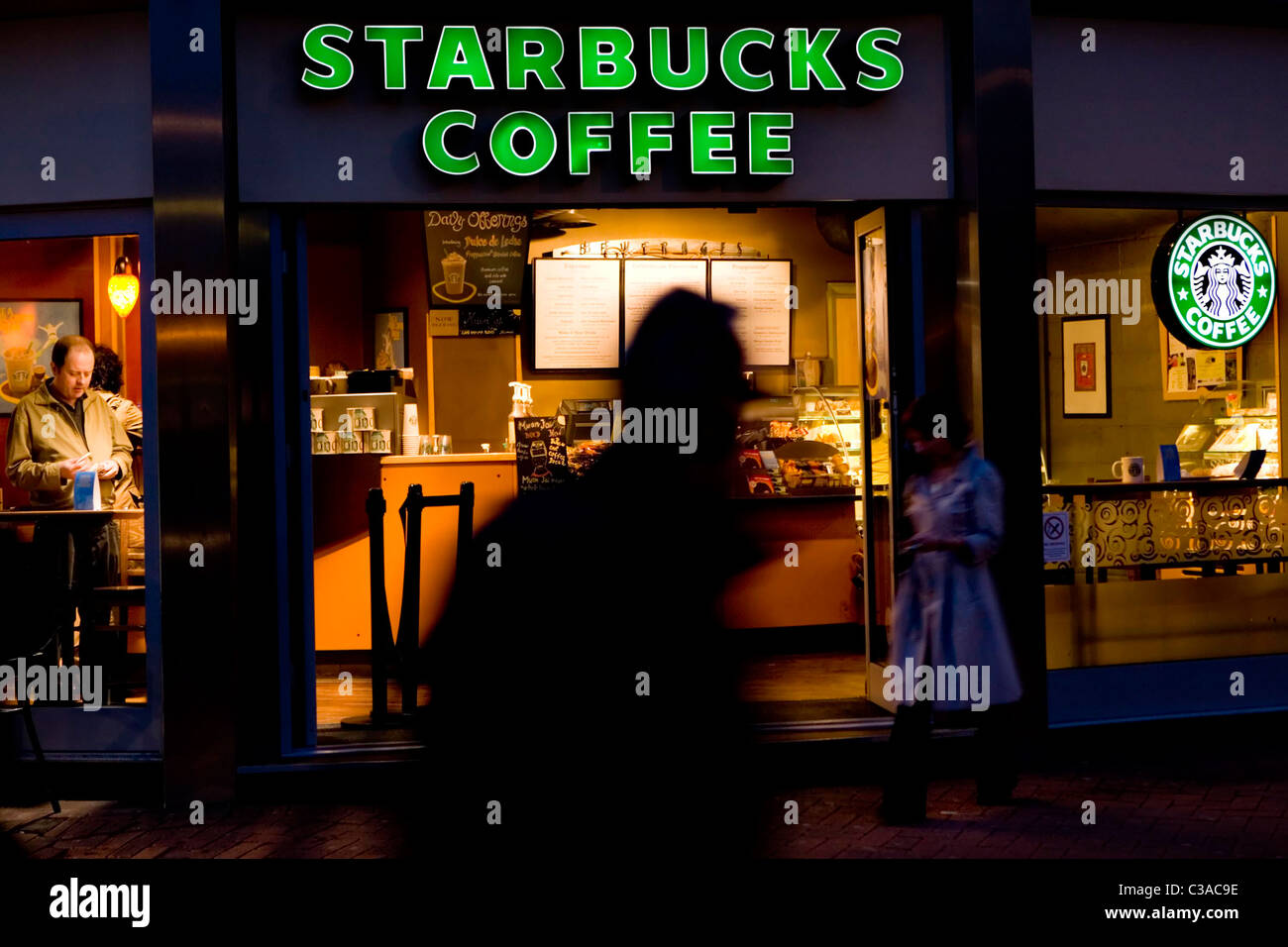 Eine Starbucks-Filiale in der Nacht abgebildet. Stockfoto