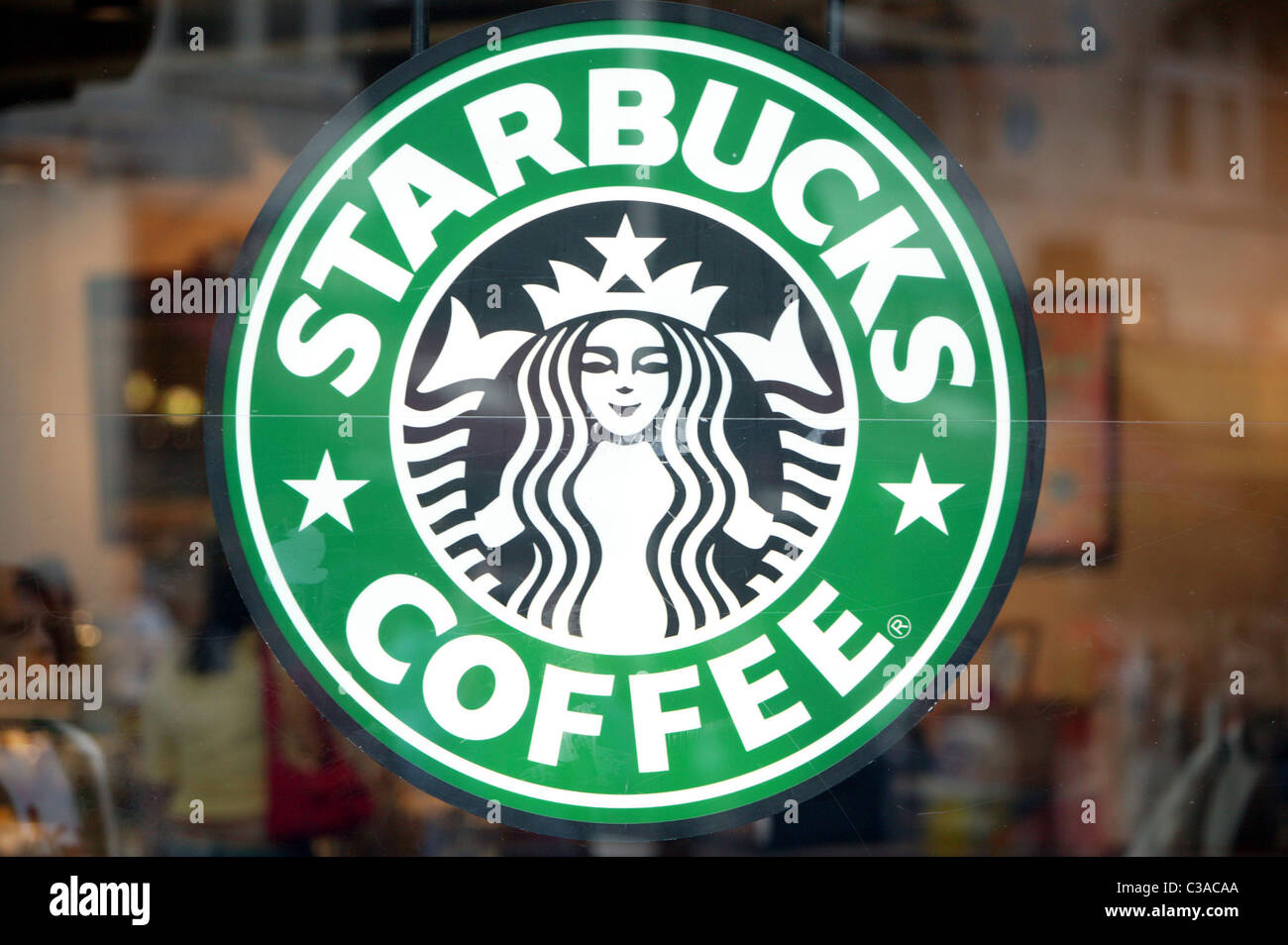 Bild zeigt ein Starbucks auf der Oxford Street in London. Stockfoto