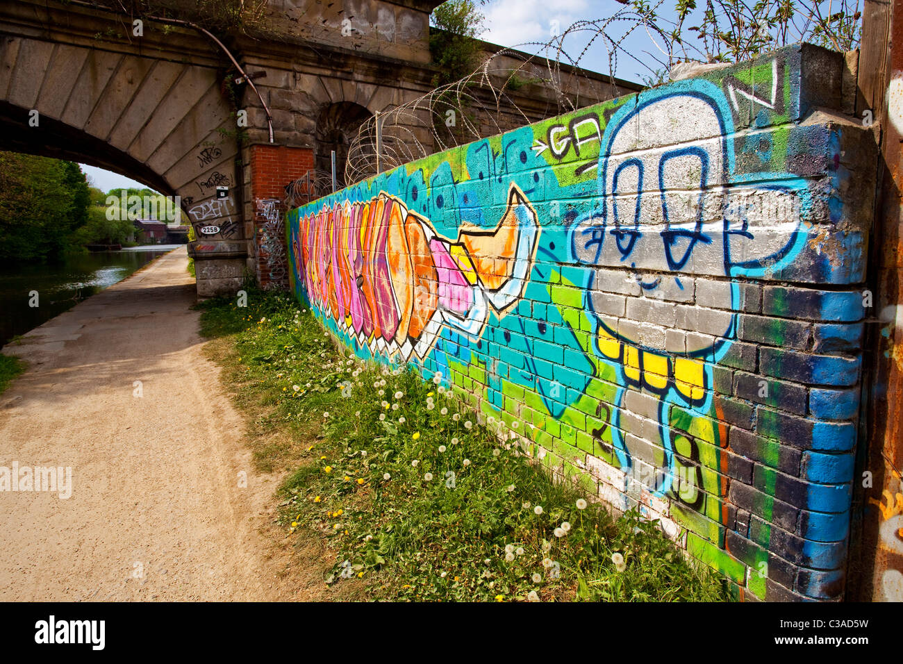 Graffiti an der Wand entlang der Leeds-Liverpool Kanal Leeds Wesst Yorkshire UK Stockfoto