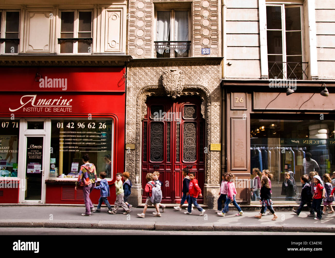 Schülerinnen und Schüler in ein Krokodil zu Fuß in einer Straße in Paris Stockfoto
