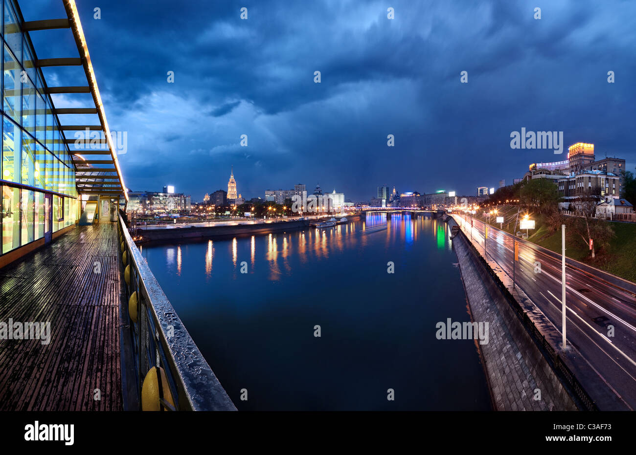 Nacht-Moskau. Moskwa-Fluss. Rostov-Damm. Stockfoto