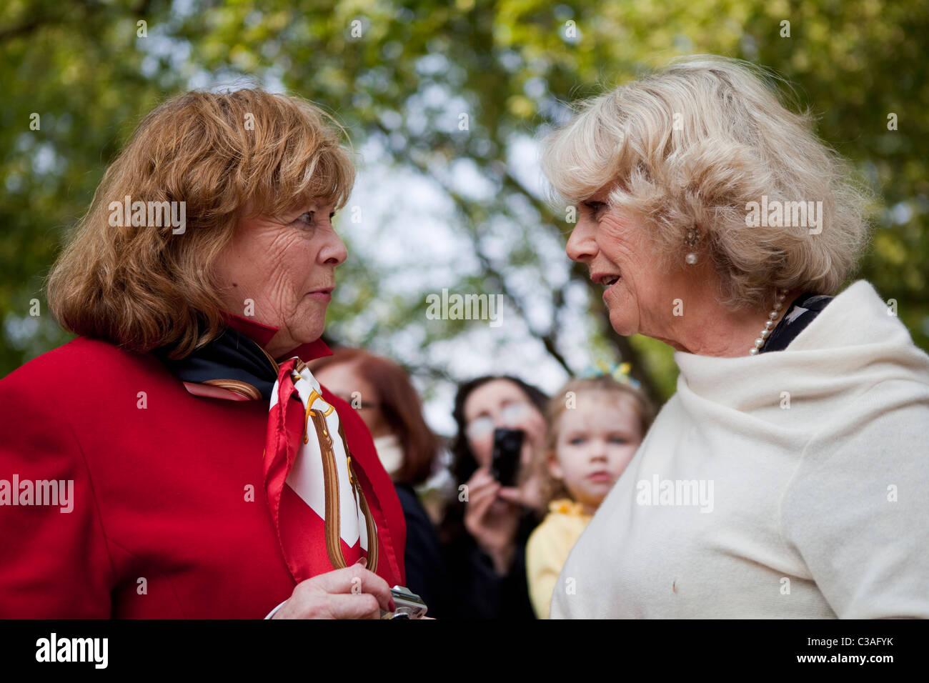 Camilla Parker Bowles trifft die Öffentlichkeit am Tag vor der Hochzeit von Prinz William und Kate MIddleton Stockfoto