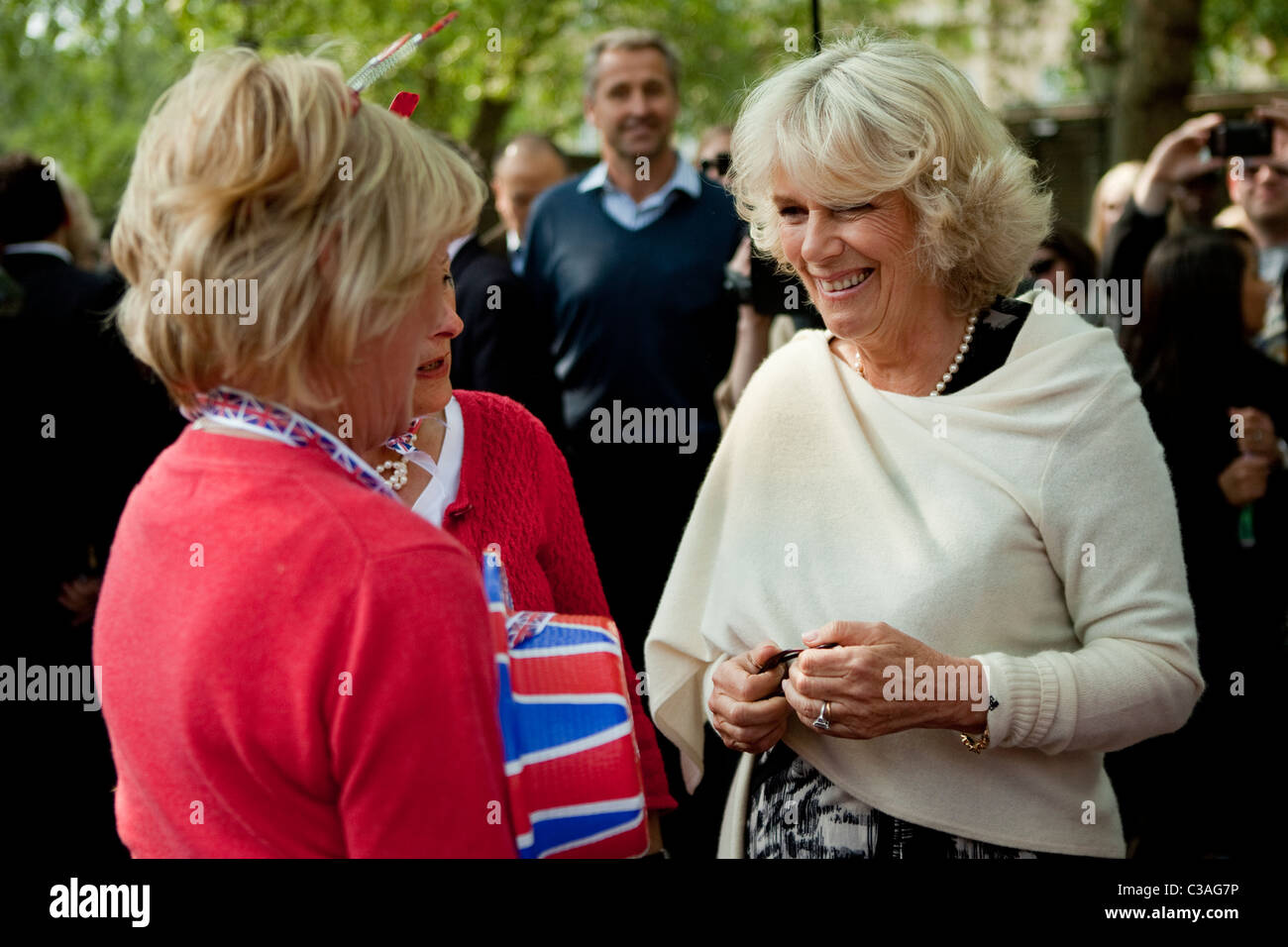 Camilla Parker Bowles trifft die Öffentlichkeit am Tag vor der Hochzeit von Prinz William und Kate MIddleton Stockfoto