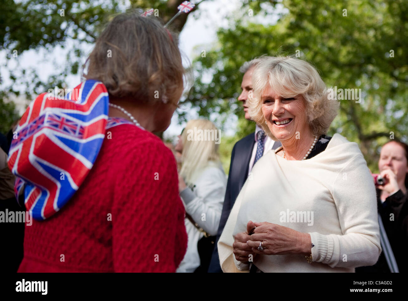Camilla Parker Bowles trifft die Öffentlichkeit am Tag vor der Hochzeit von Prinz William und Kate MIddleton Stockfoto