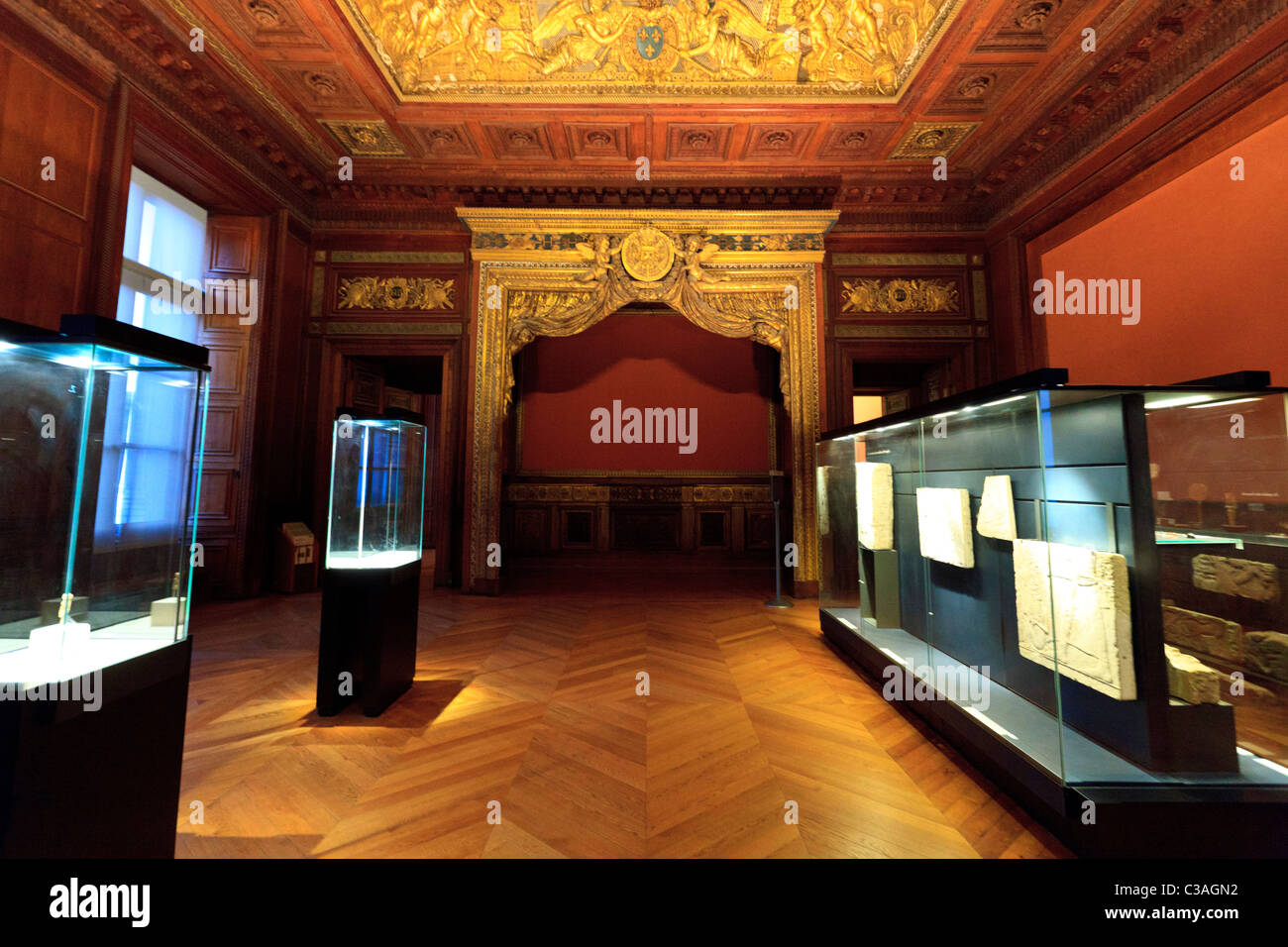 Die großartige Kulisse des ägyptischen Raumes des Louvre, Paris Stockfoto