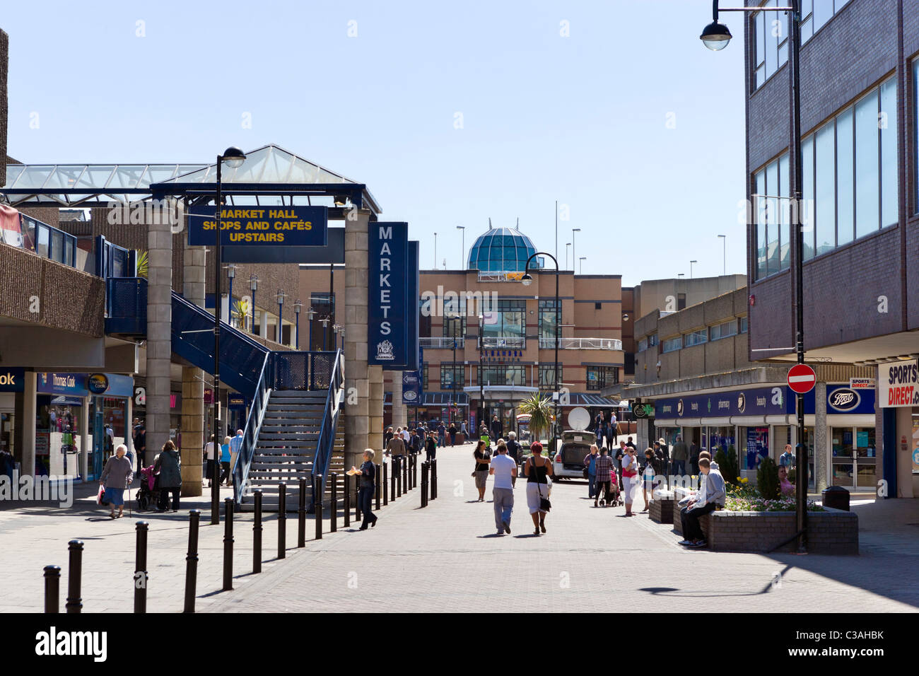 Geschäfte und Eingang zum Barnsley Borough Market auf Cheapside im Zentrum Stadt, Barnsley, West Yorkshire, Großbritannien Stockfoto