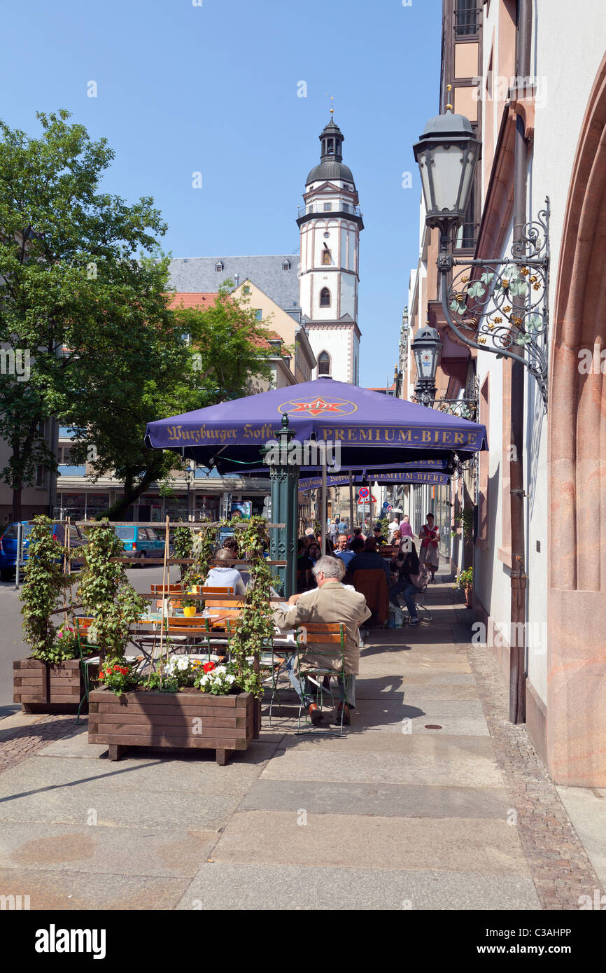 Straßencafé mit St. Thomas Kirche hinter, Leipzig, Sachsen, Deutschland Stockfoto