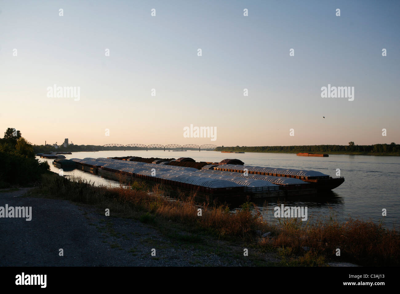 Binnenschiffe sind in Kairo, Illinois am Ohio River in der Nähe der Ohio und Mississippi Flüsse treffen abgestellt. Stockfoto