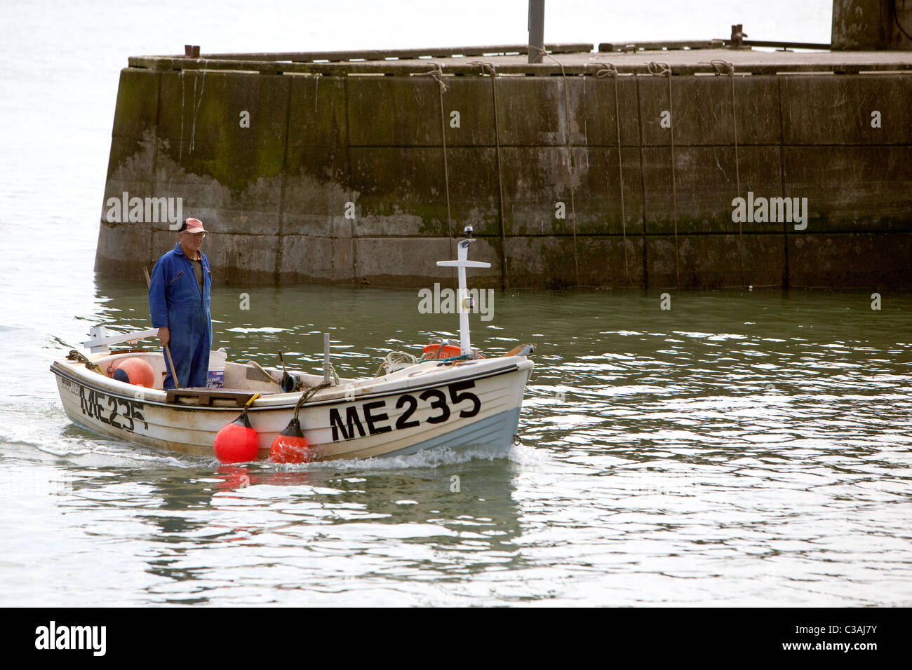 Fischer wieder in Gourdon Hafen nach Platzierung Gatter vor der Küste. Schottland, Vereinigtes Königreich Stockfoto