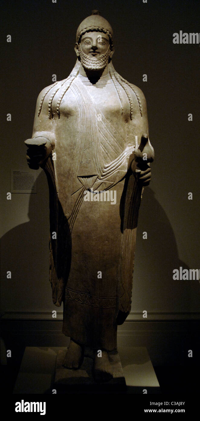 Phönizischen Kunst. Zypern. Statue eines Priesters. Späten 6. Jahrhundert vor Christus. Archaische Periode. Kalkstein. Es kommt von Golgoi (Zypern). Stockfoto