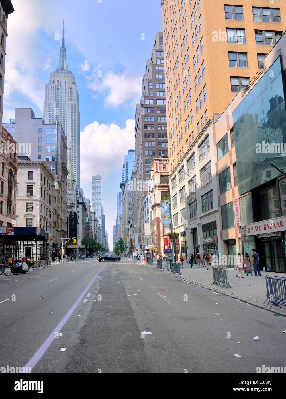 5th Avenue mit dem Empire State Building in New York City anzeigen Stockfoto
