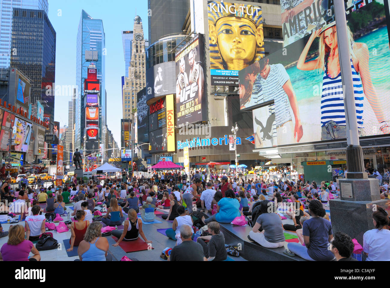 Mitmachen in einem Yoga-Event im Times Square New York City. 21. Juni 2010. Stockfoto