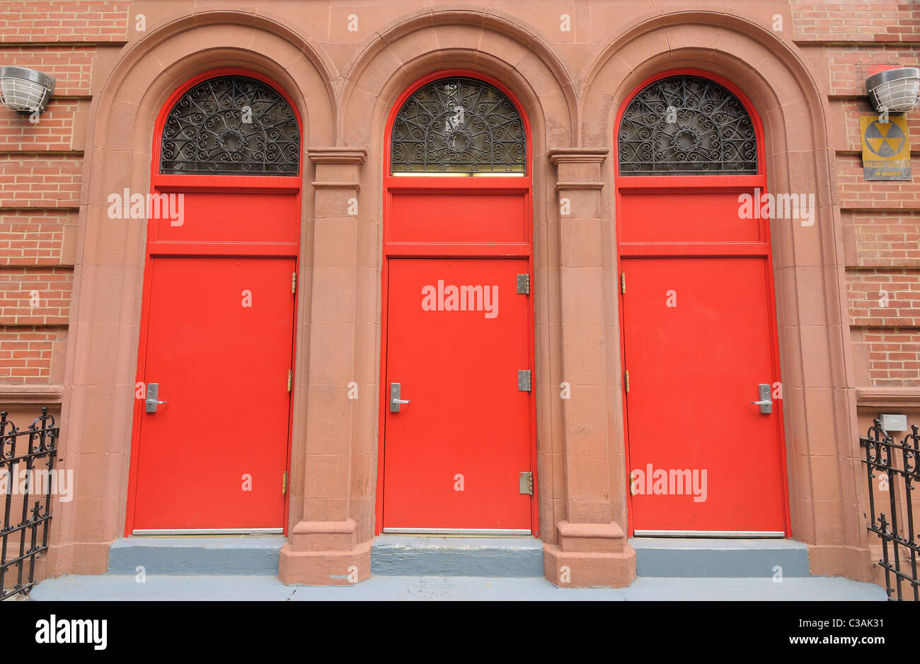 Drei rote Türen am Eingang eines Gebäudes. Stockfoto