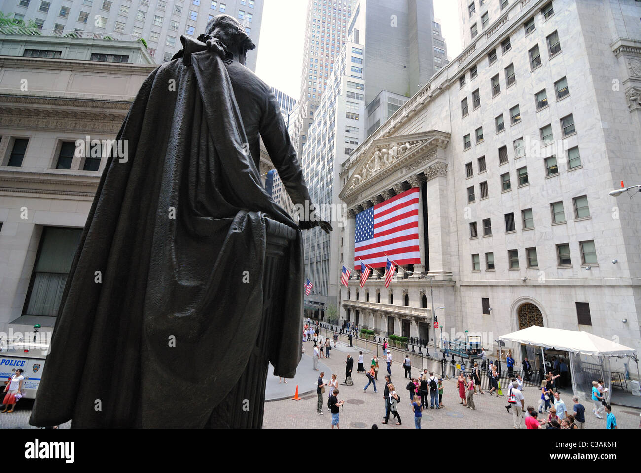 Ein Blick vom Federal Hall und die Statue von George Washington mit Blick auf die Börse an der Wall Street. Stockfoto