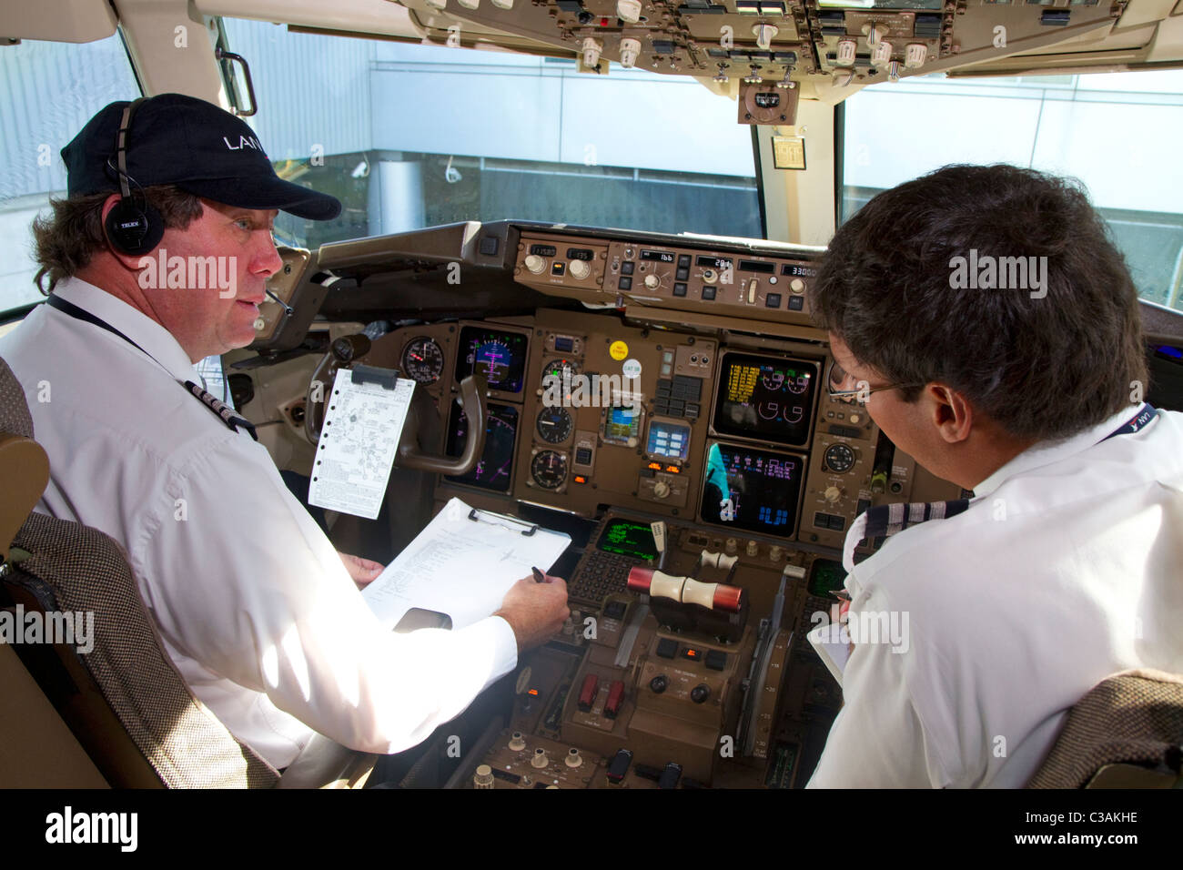 Pilot und der erste Offizier, ein Pre-Flight Checklist im Cockpit einer Boeing 767 Flugzeuge zu überprüfen. Stockfoto