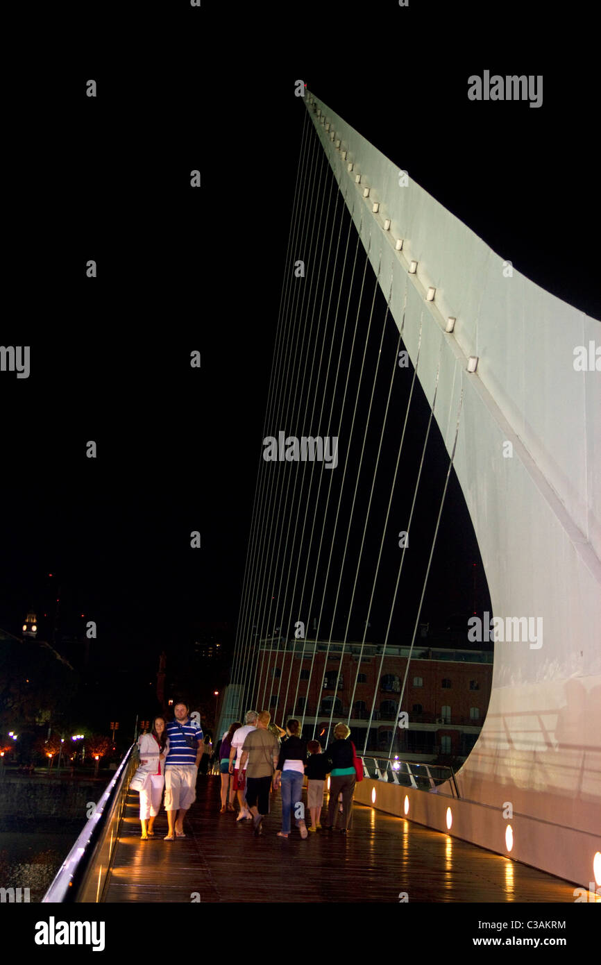 Die Puente De La Mujer Fußgängerbrücke in der Nacht im Stadtteil Puerto Madero in Buenos Aires, Argentinien. Stockfoto