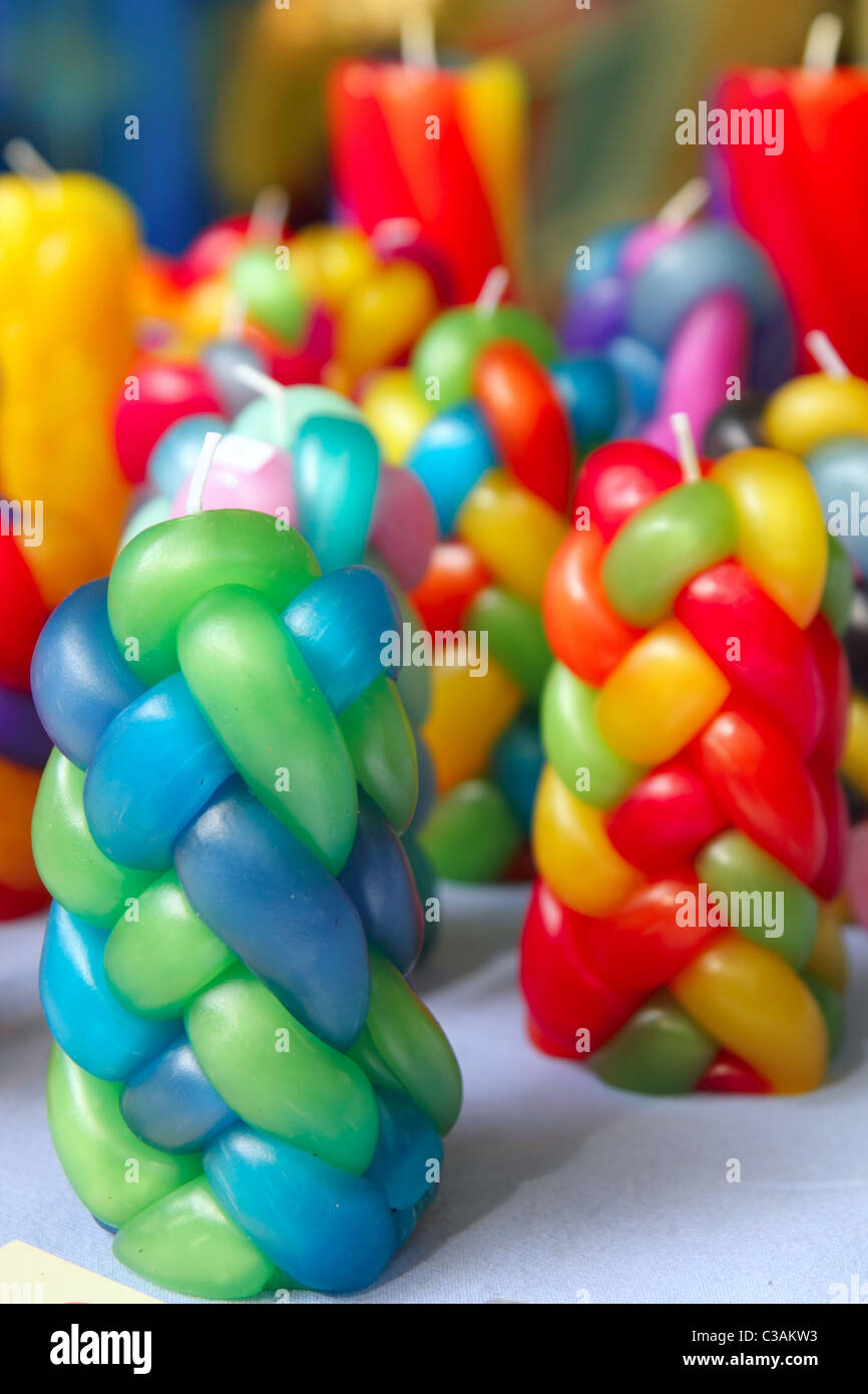 bunte geflochtene Kerzen Handwerk Textur Muster Farben Stockfoto