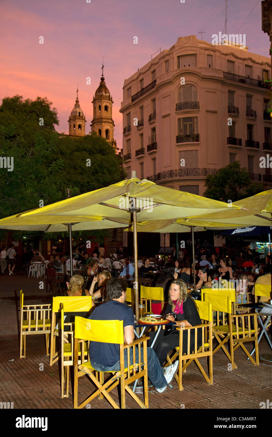 Außengastronomie im Plaza Dorrego in San Telmo-Viertel von Buenos Aires, Argentinien. Stockfoto