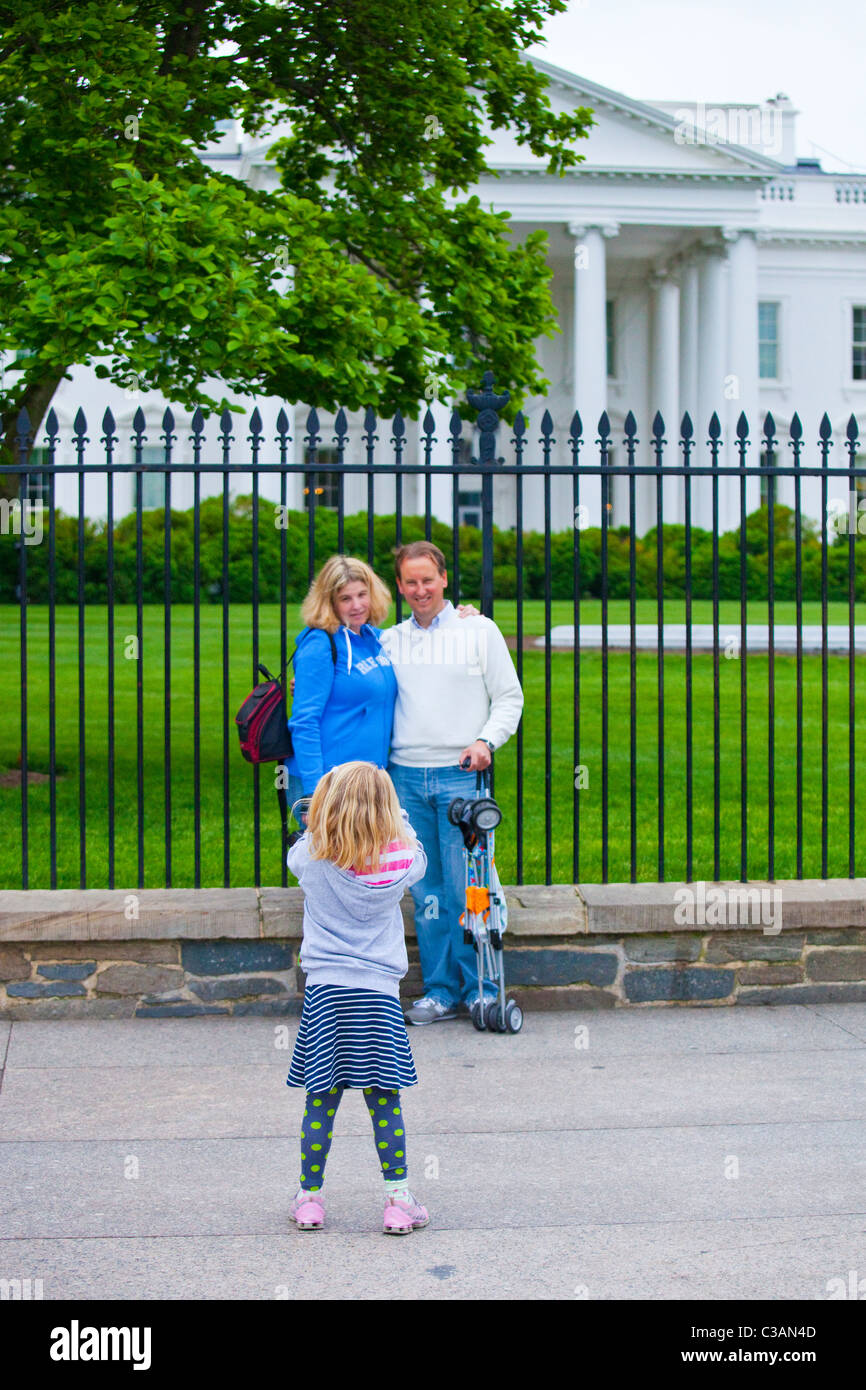 Junger niederländischer Tourist-Familie vor dem weißen Haus, Washington DC Stockfoto