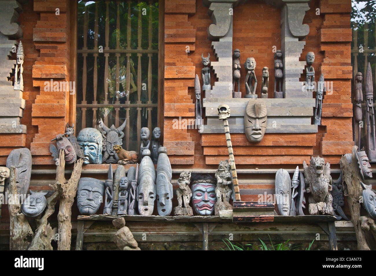 Geschnitzte Masken bei einem Shop - TAMPAKSIRING, BALI, Indonesien Stockfoto